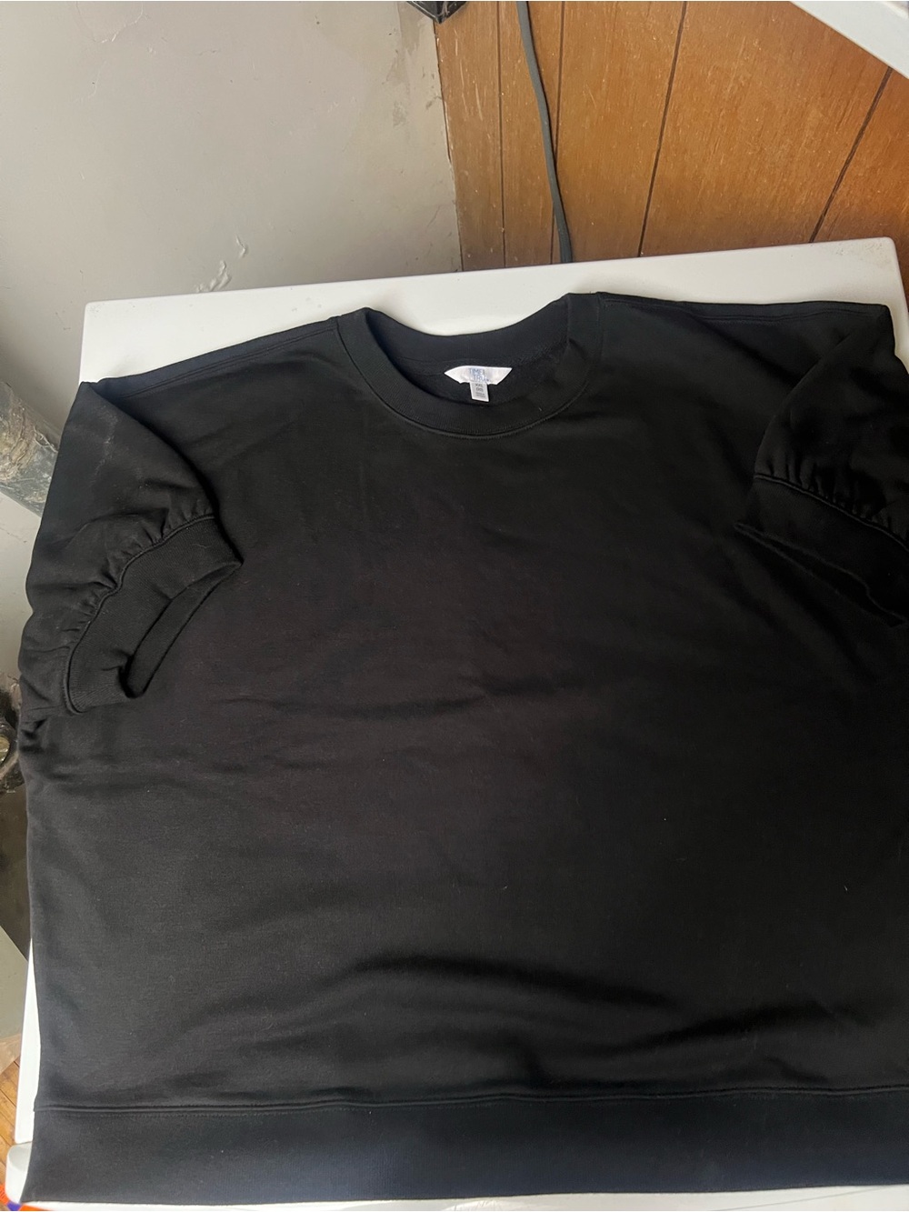 Women’s Time and Tru Black Short Sleeve Crewneck Puff Sleeve Sweatshirt